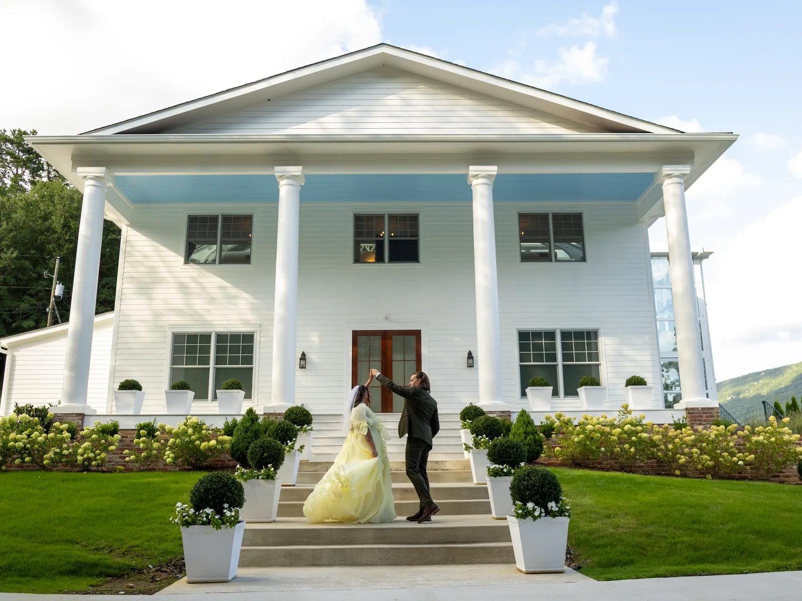 Magnolia House, a couple on its front steps